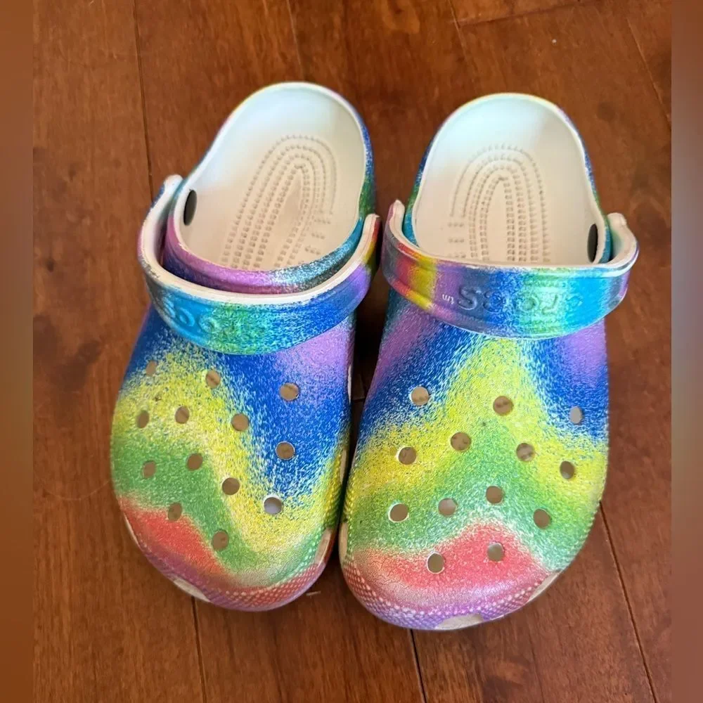 Crocs Women’s Colorful tie dye Clogs size 6